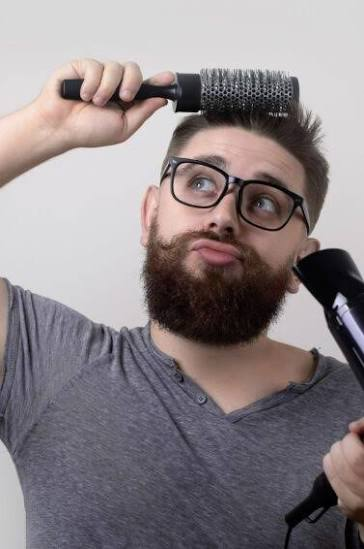 escovar o cabelo